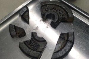 Геніталії чоловіка застрягли у диску для штанги. Діставали 3 години (фото)