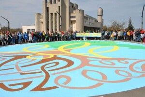Майже 750 харків'ян працювали над створенням рекордної писанки