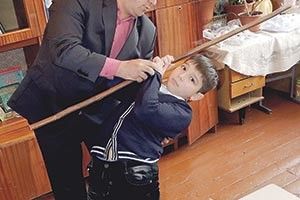 ШКОЛЯРІВ ЛІКУЄ… ПАЛИЦЯ