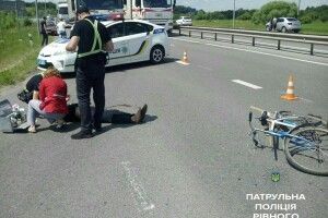 Рівненські патрульні врятували життя 60-річного велосипедиста (фото)