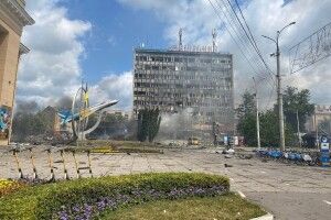 Показали жахливі кадри після ракетного удару рашистів по центру Вінниці (Фото 18+)