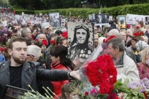 Більшість українців хочуть відзначати і 8-е, і 9-те травня і вважають СРСР відповідальним за війну