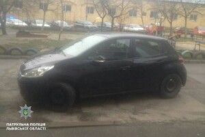 Нетвереза львів’янка провезла патрульного півкілометра на капоті