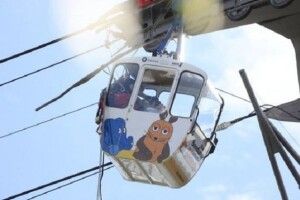65 людей застрягли на канатній дорозі