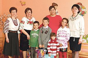  МАЛЕНЬКІ АРТИСТИ З ВИХОВАТЕЛЯМИ СПІВАЛИ ЗАРАДИ 4 ДІТОК ЗАГИБЛОГО БІЙЦЯ АТО
