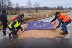 Українці обурені вчинком учасників блокади з українським зерном (Відео)