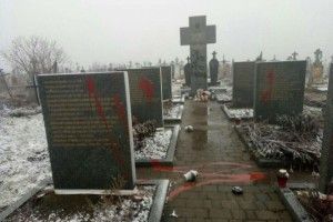 «Смерть ляхам!»: у Підкамені на Львівщині сплюндровано польське кладовище (фото)