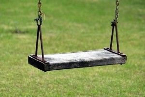 На Буковині загинув 18-річний студент – намагався зробити на гойдалці «сонечко» 