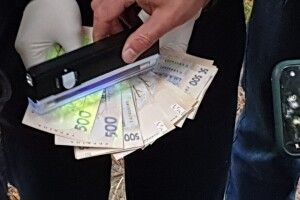 У лавах Держприкордонслужби викрито хабарника, який планував нажитися на контрабанді сигарет (Фото)