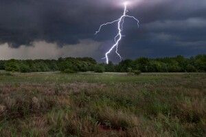Синоптики попереджають про грозу на Волині