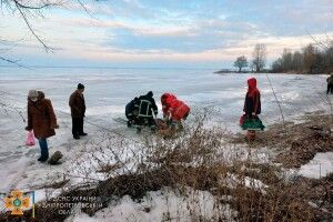 Бійці ДСНС врятували рибалку, який провалився під лід (Фото)