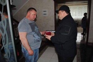 Жителя Київщини, який застрелив грабіжника і допоміг знешкодити банду з Росії, нагородила Нацполіція (фото)