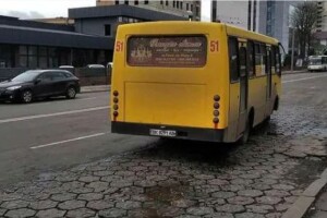 Водій маршрутки не дочекався поки дідусь зайде в автобус і рушив