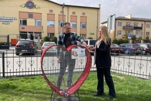 У селі на Волині встановили металеве серце для збору пластикових кришечок