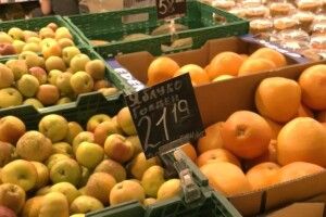У луцьких магазинах скасували фасування овочів та фруктів в окремі пакети
