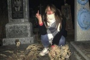 Фотосесія серед могил: на Волині дівчина сфотографувалася на кладовищі
