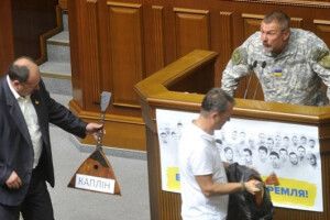Концерт та й годі – депутати вручають один-одному балалайки