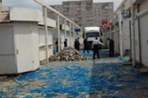 ДАХ НАД ТОРГОВЕЛЬНИКАМИ НАЧЕ БУРЕЮ ЗНЕСЛО