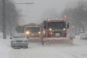 Негода у Луцьку: за ніч використали майже 80 тонн солі та сумішей