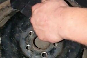 Жінка везла через кордон цигарки у колесах (Фото, відео)