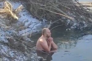 Нацгвардія витягувала з ополонки «вгашеного» «моржа», який не хотів вилазити сам (Відео)