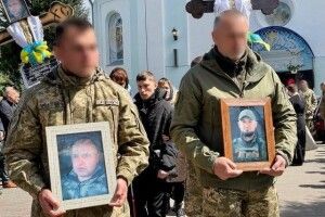 На Волині навколішки проводжали в останню путь двох Захисників (Фото)