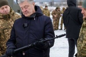 Тренування як у реальному бою: Порошенко привіз гвинтівки для навчального центру ДШВ
