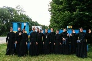 Вихованці Волинської духовної семінарії здійснили піше паломництво до Почаєва