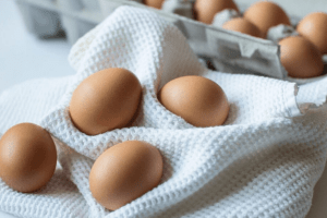 Навіщо досвідчені господині трясуть яйця перед варінням: кулінарна хитрість  