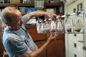 Волинянин понад 40 років створює вітрильники в пляшці та знімає фільми про своє хобі (ВІДЕО)