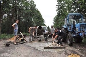 На Волині селяни самі поремонтували дорогу (фото, відео)