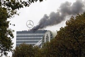 У Берліні горить офіс компанії Mercedes