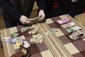 На Рівненщині голову районного суду та адвоката спіймали на хабарі