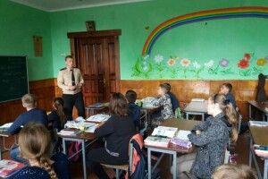«Шановні школярі, вашого вчителя сьогодні замінятиме товариш лейтенант»