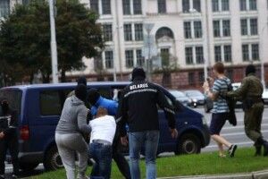 У Мінську невідомі в балаклавах затримують студентів: заштовхнули в автотранспорт і відвезли у невідомому напрямку