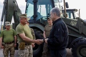 Військовим будівельникам на східному фронті передали екскаватори, бензопили і вантажівку