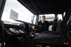 Порошенко за кордоном знайшов ще одну велику партію техніки для ЗСУ – готують контракти