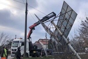 У Луцьку демонтували великогабаритні рекламні борди