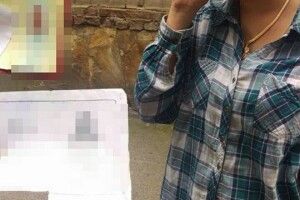 Посеред білого дня у Рівному «на гарячому» впіймали шахрайку (фото)