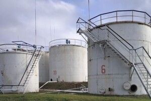 На Дніпропетровщині ракети знищили нафтобазу, загорівся завод