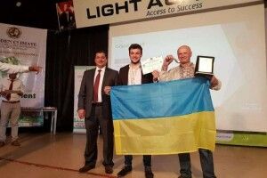 Школяр із Закарпаття розробив технологію виготовлення паперу з опалого листя