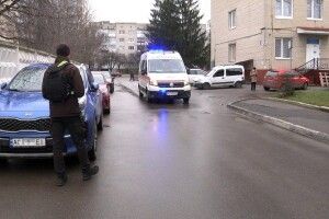 У Луцьку карають водіїв, які паркуються біля лікарні та перешкоджають руху «швидким» 