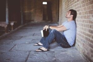 Грабіжник читав книжку з саморозвитку й заснув на місці злочину (Відео)