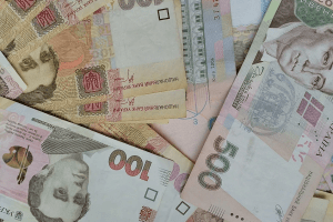 Українським вчителям та медикам підвищать зарплати: названо терміни та суми 