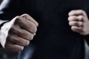 «Рідна мати моя, натовчу тобі пику...»: 36-річний дядько регулярно лупцював свою стареньку неньку