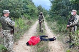 Правопорушник з ножем здійснив напад на прикордонника (Фото)