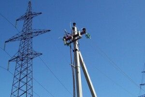 Чоловік намагався повіситись на лінії електропередач