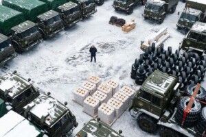 Порошенко везе на східний фронт рекордну партію техніки – вантажівки, дрони та півтисячі шин