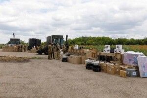 Хлопці запекло б’ють ворога – Порошенко привіз на фронт нові FPV, РЕБ та техніку