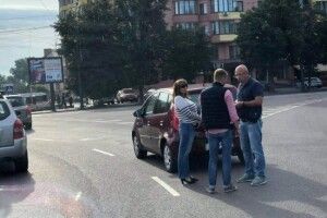 У Луцьку на кільці – аварія (Фото)